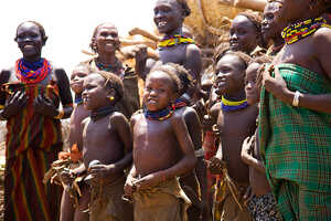 オモ川の対岸、ケニア国境に近いエリアに暮らすデサネッチの人々