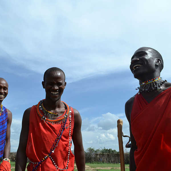 投稿写真／青い空に映えるマサイ族の素敵な笑顔（に魅かれました。）