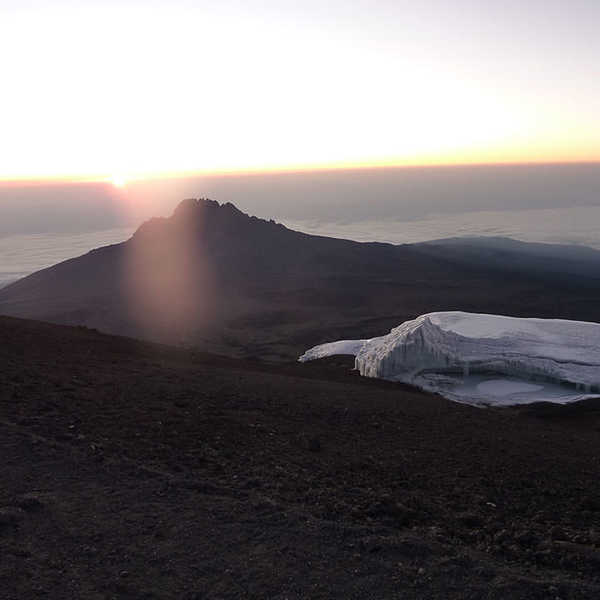 投稿写真／ウフルピークの直下でマウエンジ峰から昇る太陽を拝みます。足元には氷河です。