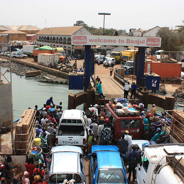 投稿写真／セネガルとガンビアの国境は船の上。通行のフェリーは人も車も満載して首都バンジュールの港へと到着。