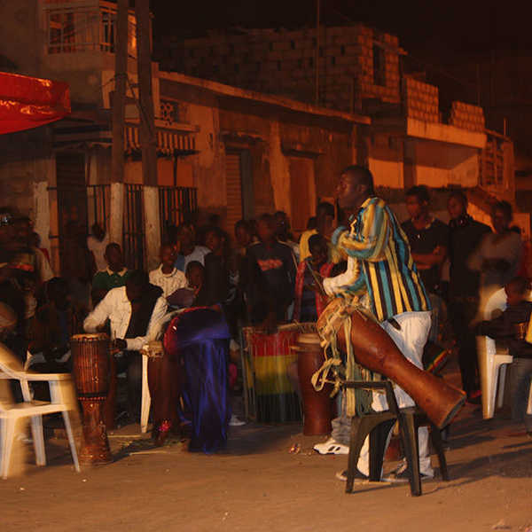 投稿写真／土曜の夜は人々が集まり、路上でダンスパーティ。これぞダカール名物“タンヌベール”。粋なセネガレ達は、老いも若きも週末の夜を楽しみます。