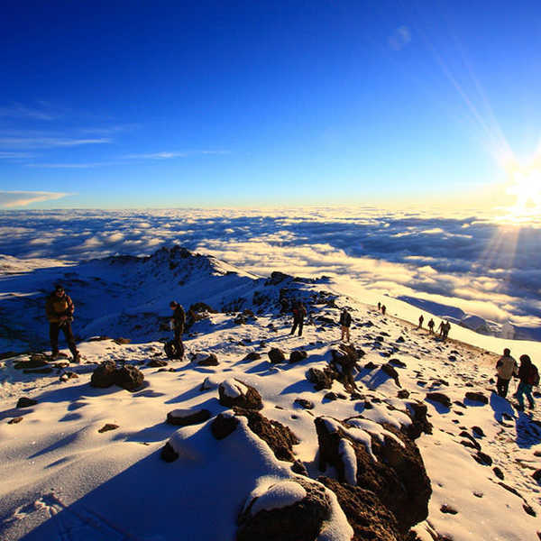 投稿写真／空の碧、雪の白。美しさのあまり、登山の疲れが一気に吹っ飛ぶ。