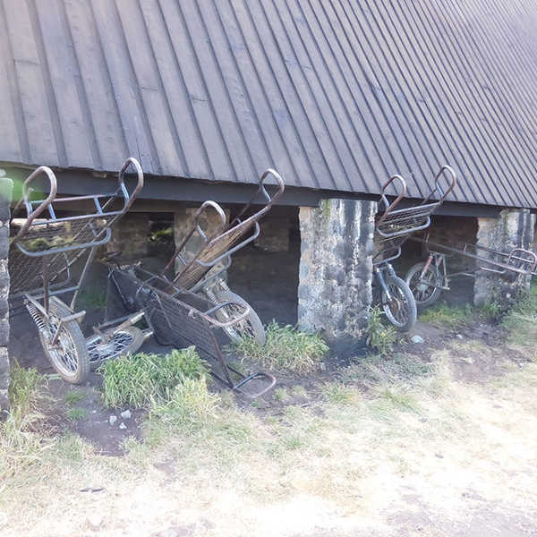 投稿写真／もし高山病になったらこの一輪車で下山です…。