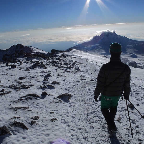 投稿写真／予想外の雪が降り、真っ白で美しいキリマンジャロ登山に感動