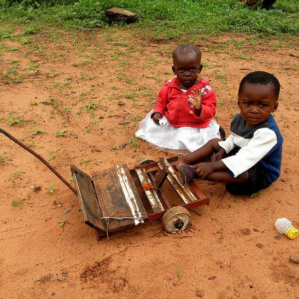 投稿写真／アフリカの貧困の代表とされるジンバブエの子どもたちにも未来あり。