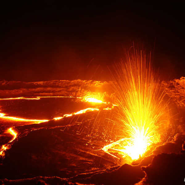 夜中のエルタ・アレ噴火口／突然目の前で溶岩が爆発した。