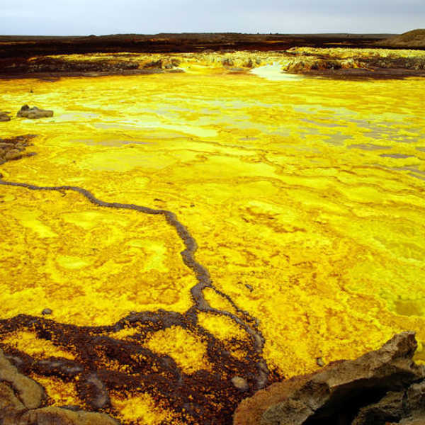 生き物も死に絶える不毛の大地！／奇石群が歩行を妨げる。