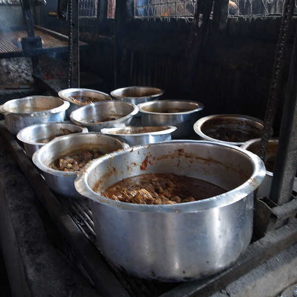 投稿写真／マサイマラのナイロビへ帰る途中の現地の食堂の風景です。丁度お昼どきにお邪魔してご迷惑をおかけしました。焼いた山羊の肉と茹でたお肉をいただきました。