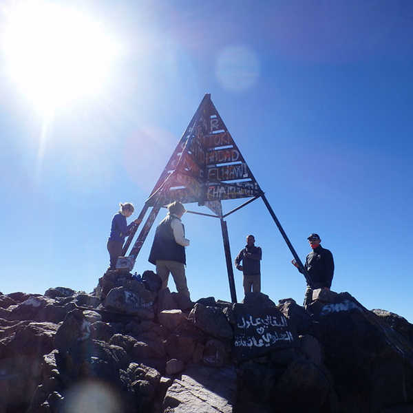 投稿写真／ネルツナー小屋から3時間半で、ツブカル山頂へ。先のイギリス人パーティ(3人とガイド1人)の山頂風景です。我々は、その日の第3登。山頂のランドマークが眩しく輝いていました。