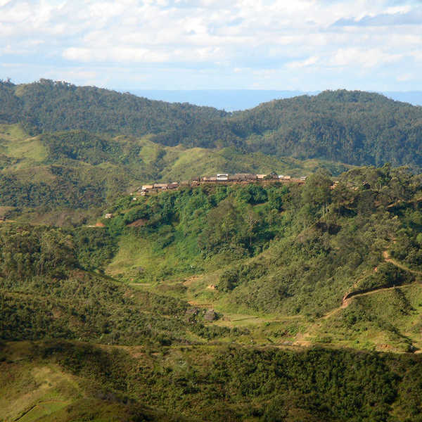 マダガスカル中央高地に住むザフィマニリの集落／首都から車で一日、山を二日間歩いてやっと辿りつくアンブヒマナリブ村。