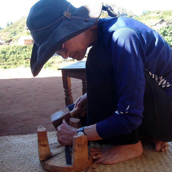 無形文化遺産に登録されているザフィマニリの木彫技術／村人に教えてもらいながら腰掛け作りに挑戦。