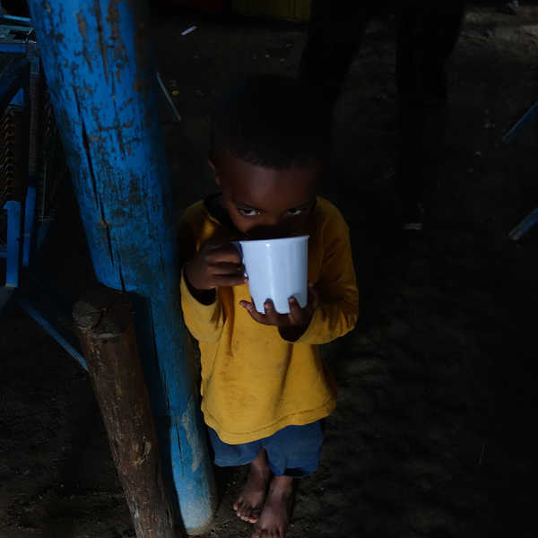 コーヒーの国／さすがエチオピア。子供もコーヒーが好きなのでしょうか。