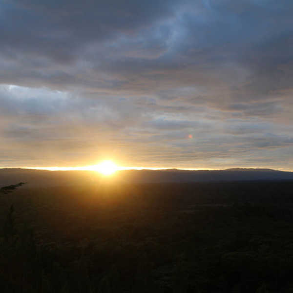 カカメガの朝日／穏やかな一日のはじまり。夜明けを告げる鳥たちの声がBGMです。
