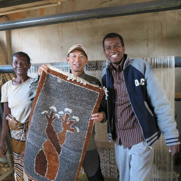 モヘアの絨毯／図柄は「愛し合うバオバブ」今，我が家の玄関で使用中