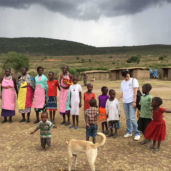 マサイ族村を訪問／マサイ族の歌や踊り(ジャンプ)で歓迎されました。子供たちの笑顔が印象的でした。
