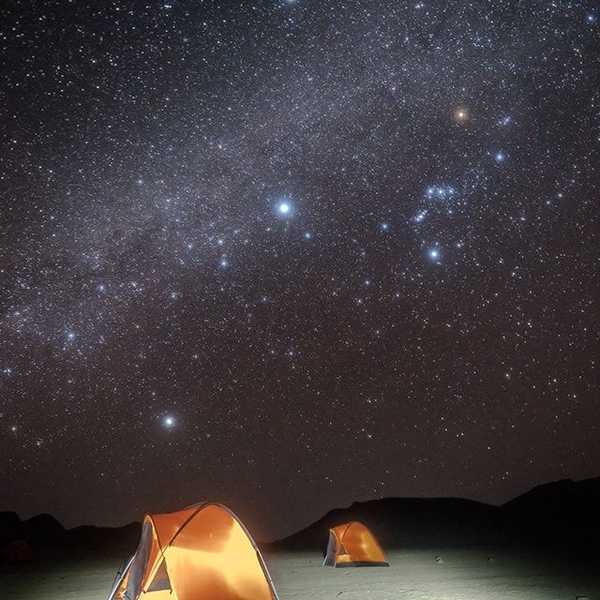 バユーダ砂漠／星空の下でのキャンプ