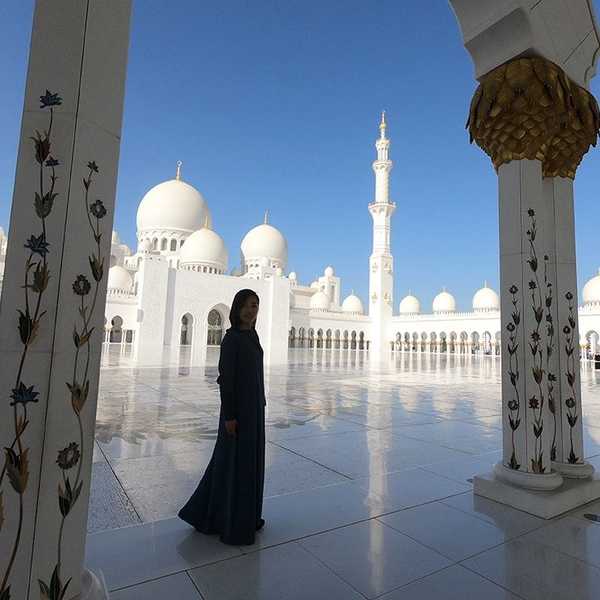 アブダビのモスクにて／ドバイからちょっと足を伸ばしてアブダビのシェイクザイードモスクへ。一面真っ白の美しい世界。イスラム教の文化にも触れることができました。