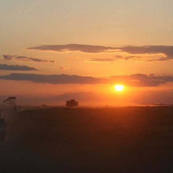 アフリカの夕日／雨季のケニアで思いがけず素晴らしい夕日を見ることができました。あっと言う間に落ちてしまう夕日をカメラがとらえた瞬間です。