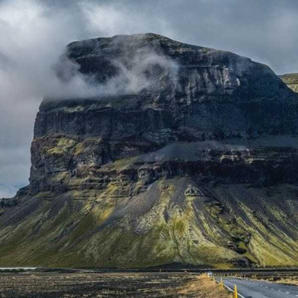 巨大な石／リングロードには雄大なアイスランドの風景が広がっています。