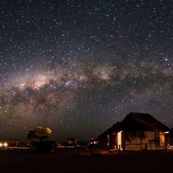 天の川アーチとマゼラン銀河／ナミブ砂漠の星空は世界一でした。
南半球では、天の川銀河の最も濃い部分が天の川の真ん中にきます。また、マゼラン銀河や南十字星、アルファケンタウリなど日本からは見ることのできない星空が広がっています。