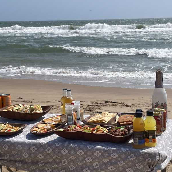 砂浜でのランチ／四駆の車で砂丘をライド！スリル満点！その後は浜辺でランチです。