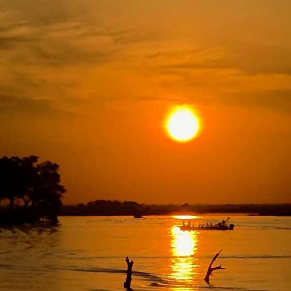 チョベ川に沈む夕陽／ボツワナでのボートサファリで、チョベ川に沈む夕陽が水面に映り、その美しさに感動した