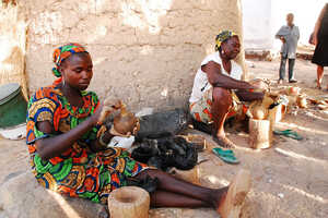 村では女性による陶芸が盛んです