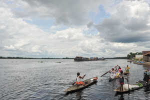 巨大な平底船やピローグはコンゴ川で暮らすには欠かせません
