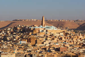 モスクとミナレットを頂点に、箱型の家々を積み上げた形の独特の都市設計
