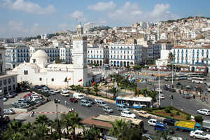 海に面してフランス風の街並みが広がるアルジェ