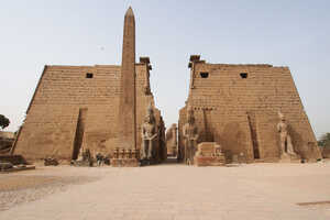 ナイル川東岸に位置し、古代エジプト最大の規模を誇るルクソール神殿