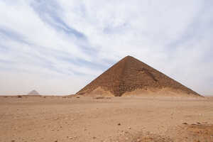 古王朝のスネフェル王によって築かれた、赤のピラミッドと屈折ピラミッド