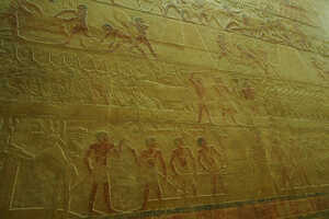 神殿の地下は、当時の労働の様子を描いたレリーフで飾られています