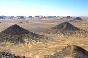 地殻活動の影響で、鉄分を多く含んだ黒い岩石が多い黒砂漠