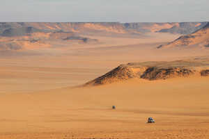 岩の台地と砂原からなる西方砂漠の典型的な風景