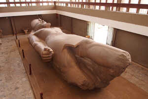 古都メンフィスの博物館に収蔵されたラムセス2世の立像