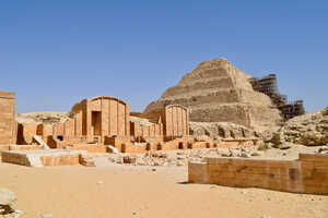 ジョセル王によって築かれた最古の階段ピラミッドと神殿