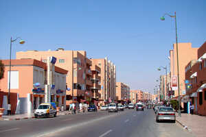 街の雰囲気は、完全に実効支配しているモロッコの地方都市となっているラーユ―ン