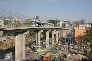 市内を走る高架鉄道も完成した大都会、アディスアベバ