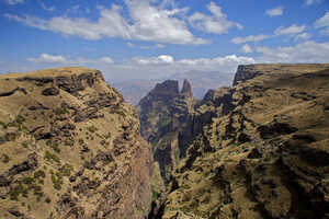 切り立った崖と尖塔からなる独特の景観