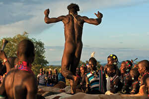 農繁期明けの一大イベント、男性の成人式的意味合いもある「牛跳び」の儀礼