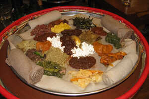 様々な具（ワット）がのったエチオピアの国民食「インジェラ」