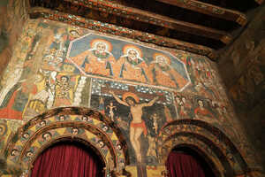 キリストの磔刑と三位一体が描かれた教会内部の壁面