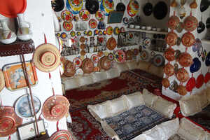 食器などで飾られた典型的・伝統的なハラールの家の内部