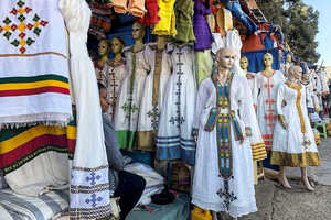 伝統衣装など、服飾品が多く売られているシロ・メダ地区