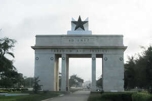 ガーナ国旗のデザインから「ブラックスター広場」とも呼ばれる独立広場