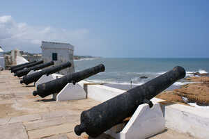 ギニア湾に面して並ぶ大砲は、奴隷を巡る各国の激しい攻防がうかがい知れます