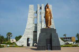 アフリカの独立運動の父と呼ばれたガーナ初代大統領クワメ・エンクルマ像の立つエンクルマ広場