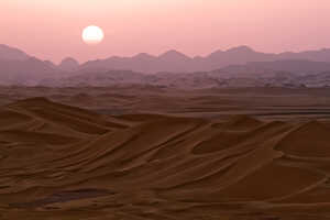 砂丘が夕日色に染まるサンセット