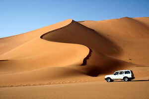 リビアの砂漠ドライバーたちは巧みな運転技術で砂の海に分け入っていきます